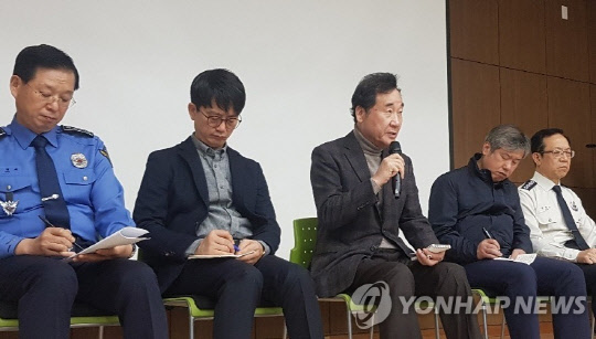 독도 헬기 추락사고 열흘째인 9일 오전 대구 달성군 강서소방서에서 이낙연 국무총리가 실종자 가족들을 면담하고 있다. 연합뉴스 제공